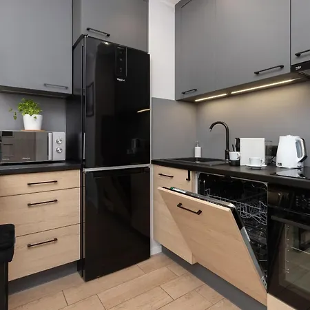 Zajezdnia Wrzeszcz Modern With Balcony & Parking By Renters Apartment